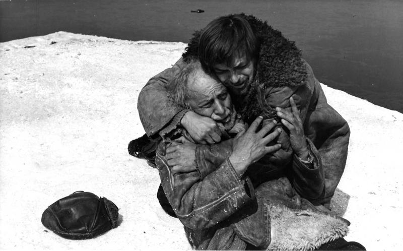Vecais Dalda (Alfrēds Videnieks) un Jānis Dalda (Ģirts Jakovļevs) filmā "Nāves ēnā", 1971. gads.