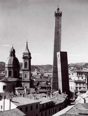Boloņas pilsētas siluets, kurā redzams Asinelli tornis (Torre degli Asinelli), Garisenda tornis (Torre della Garisenda), zvanu tornis un Sv. Bartolomeo baznīca (Church of San Bartolomeo). 1950. gads.