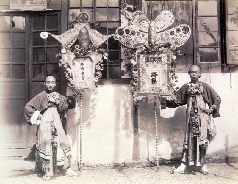 Divi ķīnieši tur rokās reklāmas materiālus. Ķīna, ap 1905. gadu.