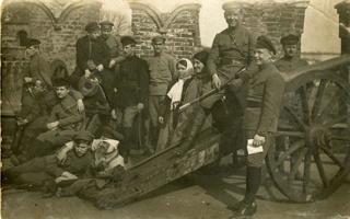 Latviešu strēlnieku padomju divīzijas 9. pulka karavīri atpūtā pie Kremļa sienas. Maskava, 1918. gads.