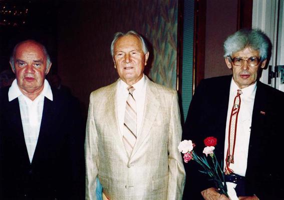 No labās: Gunārs Freimanis, viņa draugs rakstnieks Jānis Klīdzējs un brālis Laimonis Freimanis. Losandželosa, ASV, 07.1989.