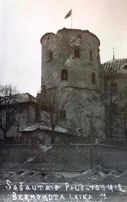 Sašautais Rīgas pils Svētā gara tornis. 11.1919.