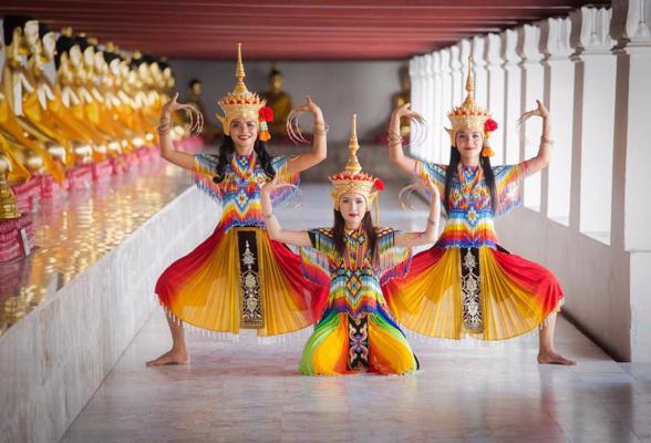 Tradicionālās Dienvidtaizemes Manoras (มโนราห์) dejas izrāde budistu templī. Taizeme, 08.04.2019.