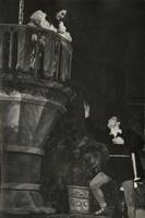 Milda Klētniece Džuljetas lomā un Harijs Liepiņš Romeo lomā Viljama Šekspīra lugas “Romeo un Džuljeta” iestudējumā. Dailes teātris, Rīga, 1953. gads.