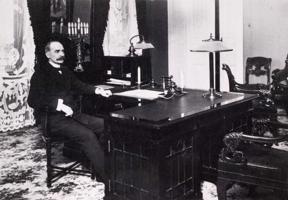 Prezidents Kārlo Juho Stolbergs savā kabinetā Prezidenta pilī. Helsinki, Somija, 1919. gads.