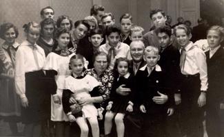 Muzikāli apdāvināto bērnu grupa kopā ar pedagogu Voldemāru Stūrestepu viņa 50. gadu jubilejā. Rīga, 1959. gads.