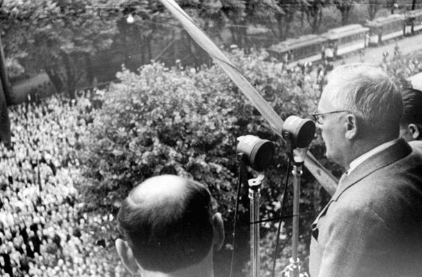 Padomju Savienības emisārs un “sociālistiskās revolūcijas” organizētājs Andrejs Višinskis uzrunā demonstrantus no PSRS sūtniecības balkona Rīgā, 05.07.1940.