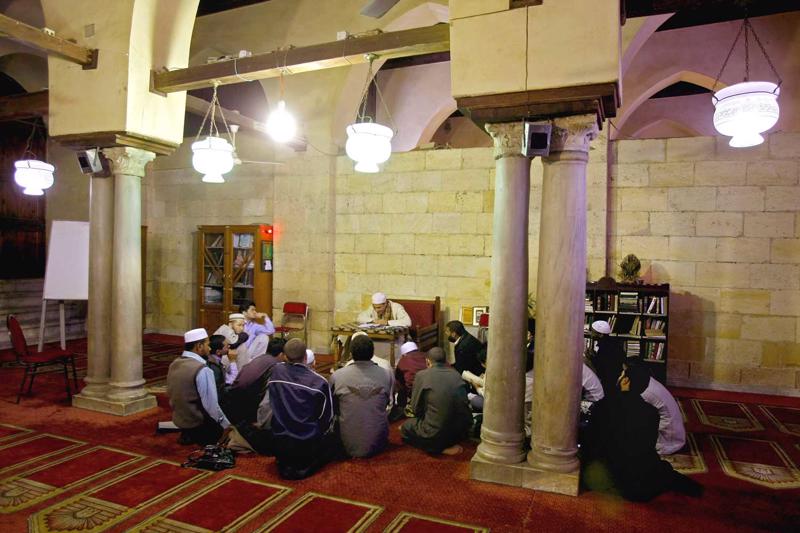 Korāna studijas vienā no vecākajām un vadošajām islāma pētniecības vietām 10. gs. Fatimīdu Alažara mošejā Kairā. Ēģipte, 23.10.2009.