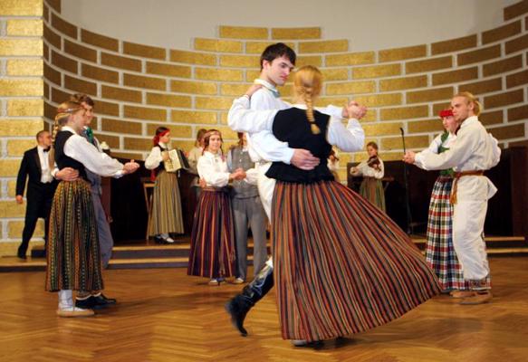 Folkloras kopa "Kokle" dejo folkloras kopas "Dandari" 25 gadu jubilejas koncertā Latvijas Universitātes Lielajā aulā. Rīga, 13.11.2005.