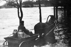 Pajūgs Lubānā plūdu laikā. 1928. gads.