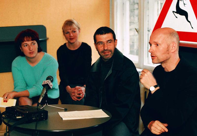 Pie galda no kreisās: Jaunā Rīgas teātra (JRT) direktore Gundega Palma, režisors Jevgēņijs Griškovecs un JRT mākslinieciskais vadītājs Alvis Hermanis preses konferencē. Jaunais Rīgas teātris, 04.09.2001.