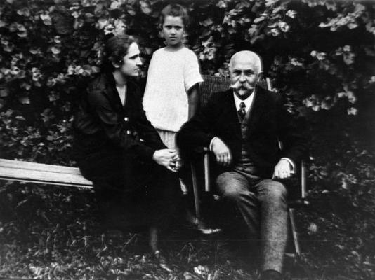 Ernests Birznieks-Upītis ar sievu Emmu un meitu Ņinu. 1922.–1927. gads.