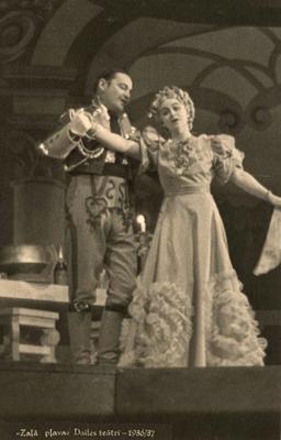 Elvīra Bramberga Alenas lomā un Kārlis Pabriks Jura Mīļā lomā Jāras Beneša operetē “Zaļā pļavā”. Dailes teātris, 1937. gads.