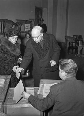 Risto Riti ar kundzi Gerdu Riti balso prezidenta vēlēšanās. Helsinki, Somija, 01.1956.