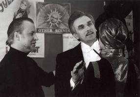 No kreisās: filmas režisors Jānis Streičs, Gunārs Cilinskis (Maikls Goslins), Vija Artmane (Džūlija Lamberte) filmas "Teātris" uzņemšanas laikā, 1978. gads.
