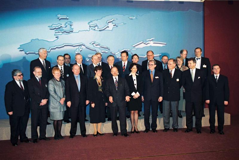 Vispārējo lietu padomē oficiāli uzsāk vienpadsmit kandidātvalstu dalības procesu Eiropas Savienībā. Brisele, 30.03.1998.