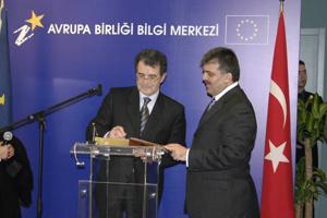 No kreisās: Eiropas Komisijas prezidents Romāno Prodi (Romano Prodi) vizītes laikā Turcijā atklāj ES informācijas biroju, blakus viņam Turcijas ārlietu ministrs Abdullahs Gils (Abdullah Gül). Stambula, 16.01.2004.