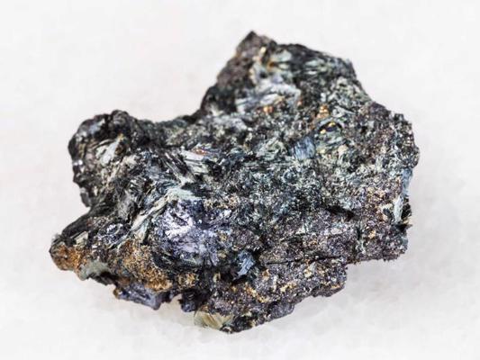 Molibdenīta kristāls ar pirītu un magnetīts glaukofāna akmenī no Altaja kalnu sistēmas raktuvēm Krievijā. 2018. gads.