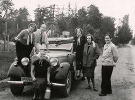 Elga Igenberga ar viņas vadītā vokālā ansambļa dalībniekiem uz kāda lauku ceļa koncertbrauciena laikā. 20. gs. 50. gadu beigas.