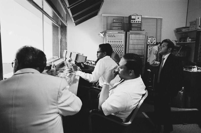Stax Records viceprezidents Els Bells (ar brillēm) producē dziedātājas Karlas Tomasas ierakstu. Ņujorka, 18.07.1968.
