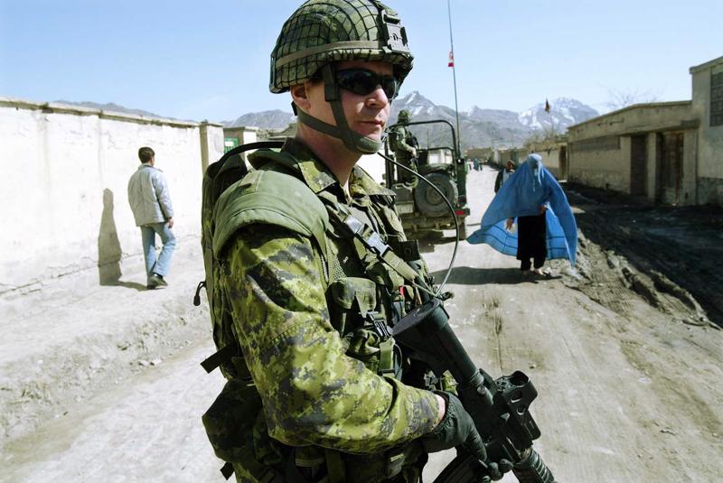 Kanādas armijas karavīrs no Kvebekas kontingenta NATO misijas "Starptautiskie drošības atbalsta spēki" koalīcijas spēku sastāvā patrulē Kabulā. Afganistāna, 24.02.2004.