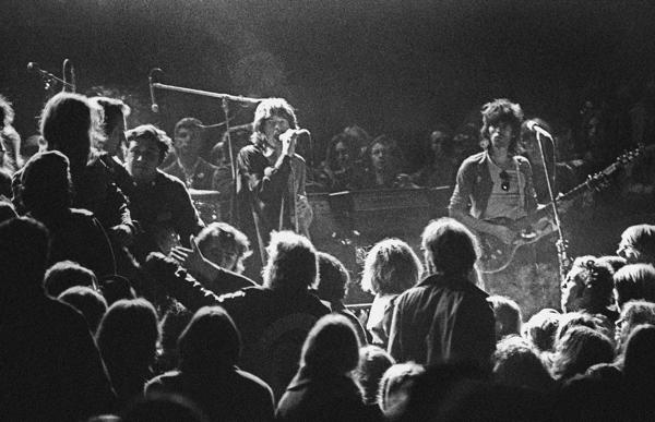 Miks Džegers un Kīts Ričardss no grupas The Rolling Stones no skatuves vēro motociklistu kluba Hells Angels dalībniekus Altamontas festivālā. Altamontas ātrumtrase, ASV, 06.12.1969.