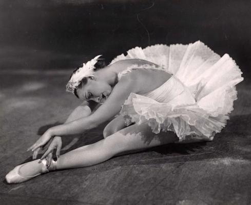 Anna Priede Gulbja lomā Pētera Čaikovska baletā “Gulbju ezers”, LPSR Valsts operas un baleta teātris, 20. gs. 50.gadi.