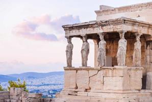 Kariatīdes Atēnu akropolē raksturo Senās Grieķijas arhitektūras humāno mērogu arī monumentālajās celtnēs. Grieķija, 2015. gads.