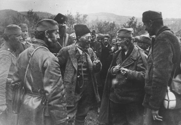 Ģenerālis Dragoļubs Mihailovičs apspriedes laikā ar saviem karavīriem. 1941.–1945. gads, Dienvidslāvija.