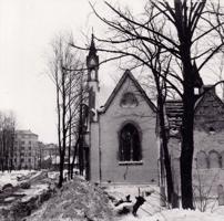 Barona fon Nolkena dzimtas kapliča Svētā Jēkaba kapos pie Lielo kapu robežas Senču ielas izbūves laikā. 1969. gads.