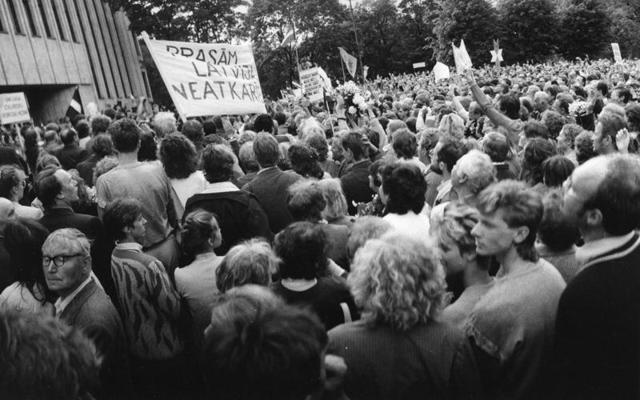 Mītiņš 1941. gada 14. jūnija masu deportācijas upuru piemiņai 1988. gada 14. jūnijā Rīgā pie Politiskās izglītības nama (tagad Kongresu nams).