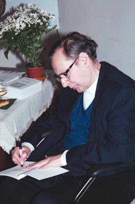 Visvaldis Varnesis Klīve sava bibliogrāfiskā rādītāja prezentācijā Latvijas Universitātes Teoloģijas fakultātes dekanāta zālē. 2002. gads.