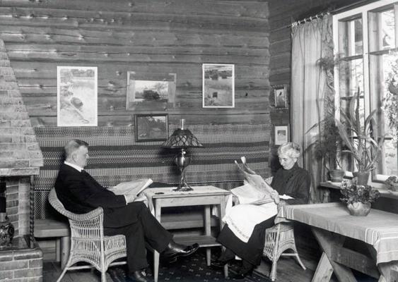 Žans Sibēliuss ar dzīvesbiedri Aino ģimenes mājā Ainola. Somija, 1915. gads.