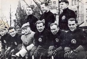 Latvijas Olimpiskā turnīra uzvarētāji – Rīgas ASK hokeja komanda. Latvijas Sporta biedrības laukums, Rīga, 1935. gads.