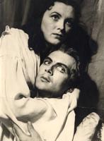 Vija Artmane Džuljetas lomā un Eduards Pāvuls Romeo lomā iestudējumā "Romeo un Džuljeta" Dailes teātrī. Rīga, 1953. gads.