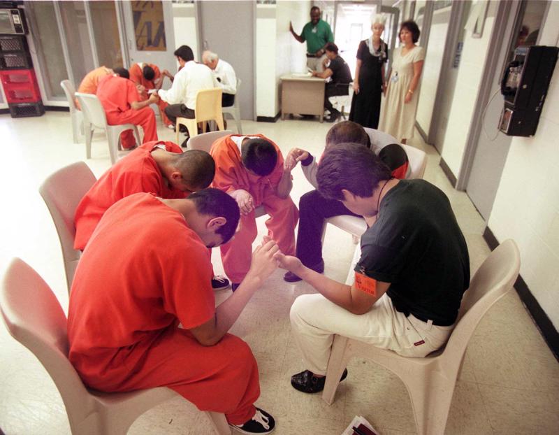 Lūgšanu un sarunu sesijas ieslodzītajiem kopā ar brīvprātīgajiem garīgās aprūpes sniedzējiem jauniešu aizturēšanas centrā. Losandželosa, ASV, 1996. gads.