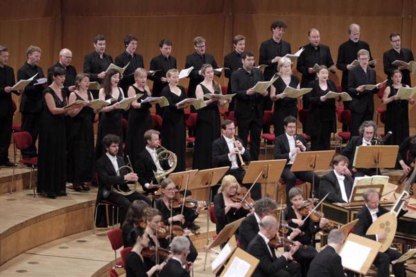 Koris Collegium vocale Gent un orķestris Concerto Köln uzstājas diriģenta Ivora Boltona (Ivor Bolton) vadībā Ķelnes filharmonijā. Vācija, 14.06.2015.