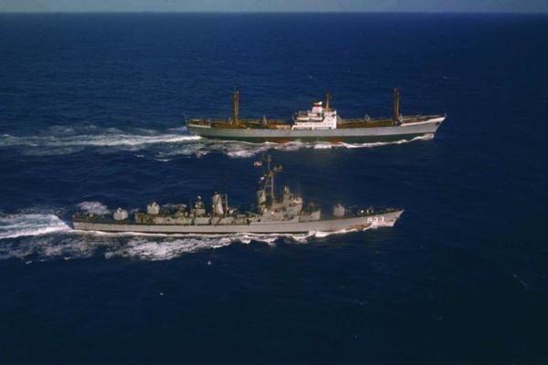 Amerikāņu kara kuģis USS Barry (DD-933) pavada PSRS kravas kuģi “Metallurg Anosov” (Металлург Аносов) ar militāro kravu pie Puertoriko krastiem inspekcijai ceļā no Kubas. 10.11.1962.