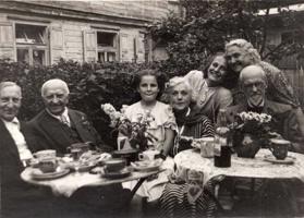 No kreisās: Pēteris Birkerts, Ernests Birznieks-Upītis, Dace Veismane, Anta Klints, Velta Līne, Augusts Kirhenšteins un Emma Birzniece aktrises Antas Klints vārda dienā. Jūrmala, 07.1954.
