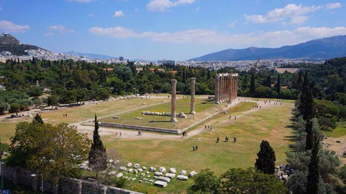 Skats uz Zeva tempļa pīlāriem Atēnu vēsturiskajā centrā. Grieķija, 2017. gads.