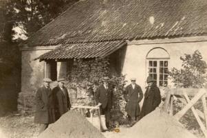 No kreisās Jānis Porietis, Jānis Akuraters, Bīriņš, Valdis Grēviņš un Ādolfs Erss pie rakstnieku pils saimniecības ēkas. Sigulda, 20. gs. 20.–30. gadi.