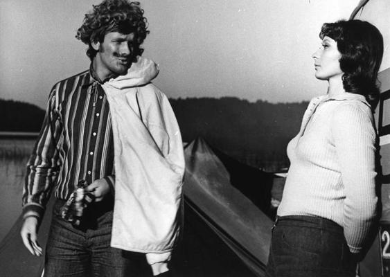 Arvīds Lasmanis (Jānis Paukštello) un Inta (Gaļina Maculēviča) filmā "Mans draugs – nenopietns cilvēks", 1975. gads.