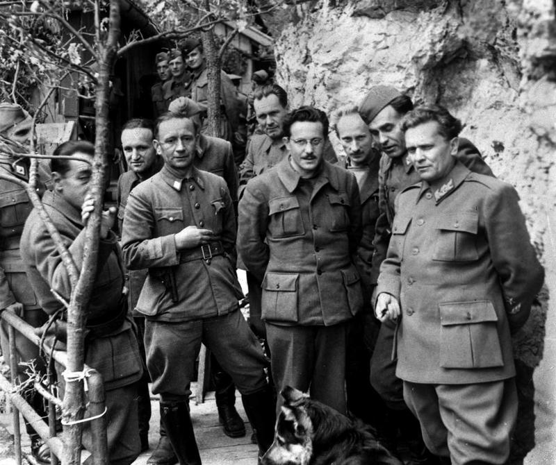 Josips Brozs Tito (pirmais no labās) partizānu štābā, Dienvidslāvija, 1943. gads.