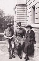 No kreisās: skautu priekšnieks Kārlis Dzirkalis, ģenerālis Kārlis Goppers un gaidu priekšniece Elizabete Laufere. 1927. gads.