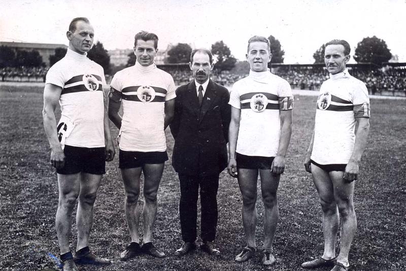 Latvijas riteņbraucēju komanda olimpiskajās spēlēs Parīzē, 1924. gads.