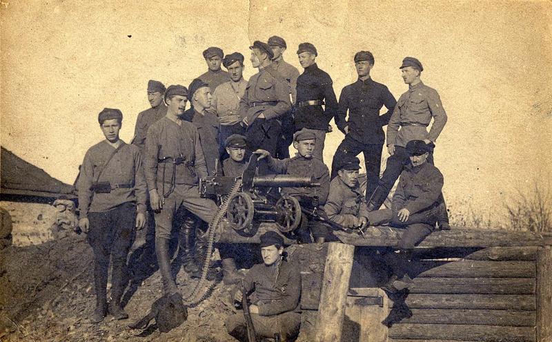 Latviešu strēlnieku padomju divīzijas 4. pulka ložmetējnieki pie Kazaņas cīņu laikā pret Čehoslovāku korpusu. 08.1918.