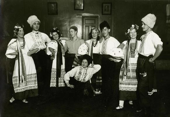 Rīgas sokolu biedrība "Russkaja Sokoļņa" ukraiņu tautas tērpos pēc uzveduma. 1935. gads.