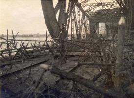 Aizžogojumi jaunā Dzelzceļa tilta galā Vecrīgas pusē. 10.–11.1919.