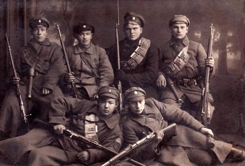 7. Siguldas kājnieku pulka karavīri. Karavīriem pirmajā rindā un otrajā rindā no kreisās apbruņojumā šautenes Gew.98 Mod II. 1919. gads.