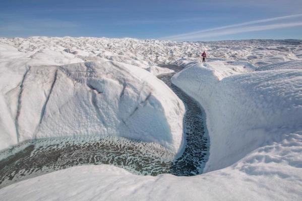 Virsledāja upe Rietumgrenlandē. Tā kā ūdens ir siltāks par ledu, virsledāja ūdens straumes iegraužas ledū, veidojot dziļus kanjonus. 2016. gads.